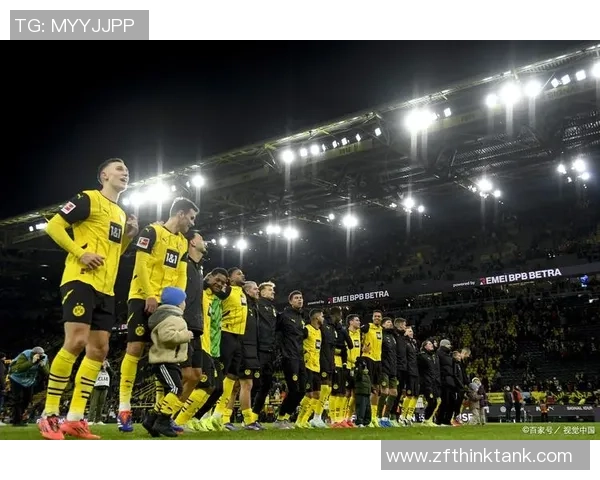 老杨热爱足球的故事与激情追逐梦想的绿茵场上奋斗不息