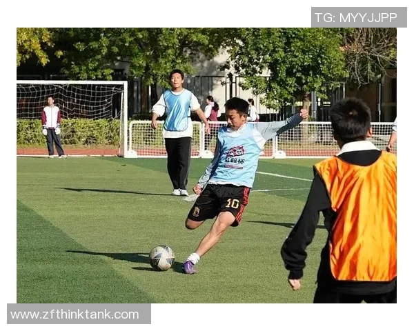 踢足球的乐趣与激情让我在绿茵场上尽情挥洒青春的汗水与梦想